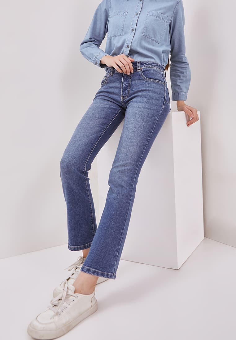 DUST Celana Mid Rise Bootcut Jeans Laira Medium Light Blue (D. 31307)
