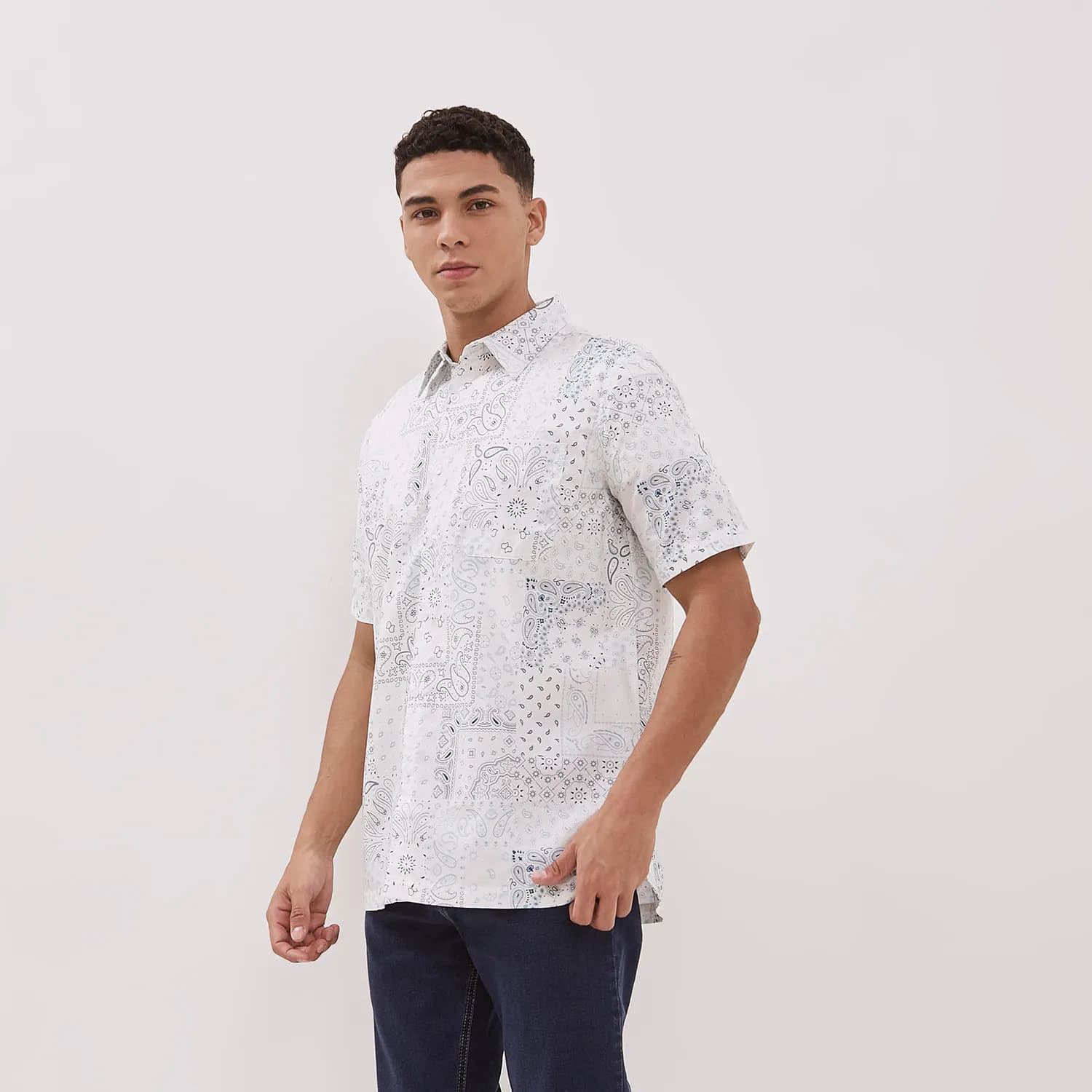 DUST Kemeja Rio Abstrak Putih (DM. 1438)